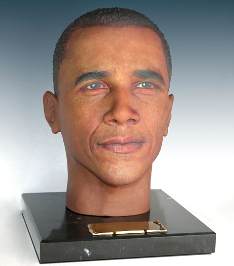 Une urne funéraire avec une impression 3D représentant le visage du défunt
