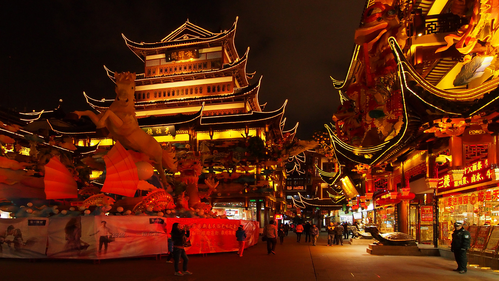 "City God Temple at Night" par Wilson Hul sur Flickr Préparation défilé Nouvel An Chinois