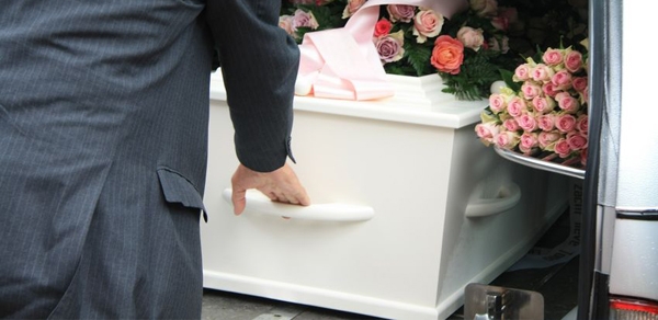 Obsèques : Le corbillard est-il obligatoire ?