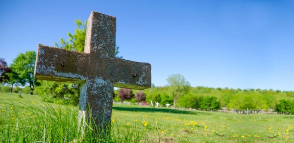 Enterrements hors cimetières : droits et obligations