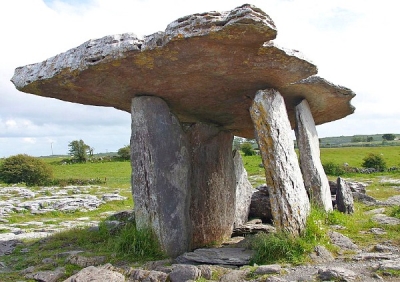 Les dolmens, caveaux funéraires collectifs